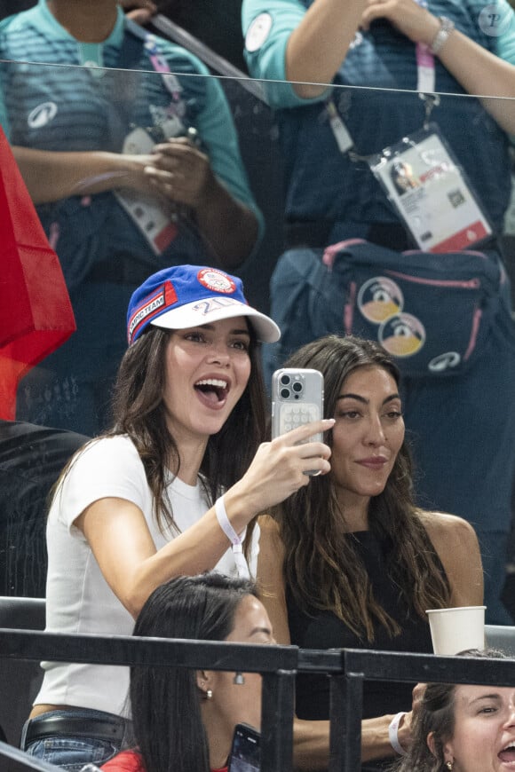 Kendall Jenner entourée d'amis assiste aux épreuves de Gymnastique artistique féminine, finale du concours général lors des Jeux Olympiques de Paris 2024 (JO) au Palais omnisports Bercy Arena, à Paris le 1er aout 2024. © Perusseau-Jacovides/Bestimage 