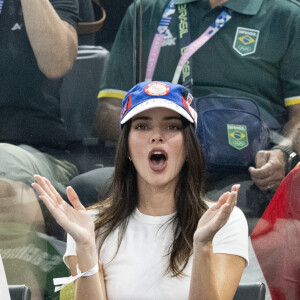 Kendall Jenner assiste aux épreuves de Gymnastique artistique féminine, finale du concours général lors des Jeux Olympiques de Paris 2024 (JO) au Palais omnisports Bercy Arena, à Paris le 1er aout 2024. © Perusseau-Jacovides/Bestimage 