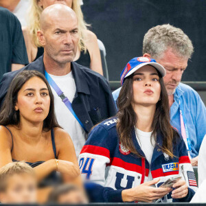 L'ex-international Zinedine Zidane était d'ailleurs installé derrière la demi-soeur de Kim Kardashian avec son épouse Véronique.
Zinédine Zidane, sa femme Véronique, Kendall Jenner assistent aux épreuves de Gymnastique artistique féminine, finale du concours général lors des Jeux Olympiques de Paris 2024 (JO) au Palais omnisports Bercy Arena, à Paris, France, le 1er août 20241. © Jacovides-Perusseau/Bestimage 