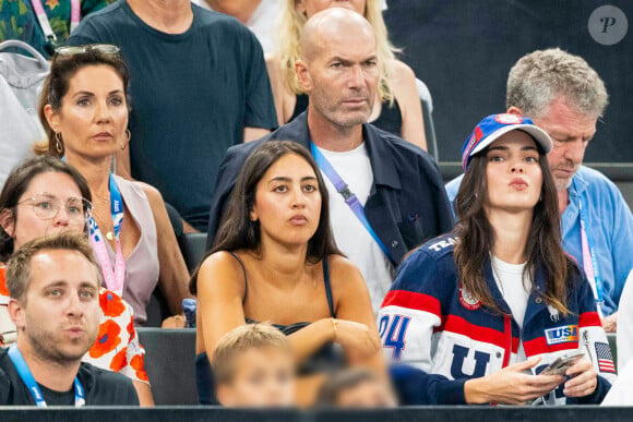 L'ex-international Zinedine Zidane était d'ailleurs installé derrière la demi-soeur de Kim Kardashian avec son épouse Véronique.
Zinédine Zidane, sa femme Véronique, Kendall Jenner assistent aux épreuves de Gymnastique artistique féminine, finale du concours général lors des Jeux Olympiques de Paris 2024 (JO) au Palais omnisports Bercy Arena, à Paris, France, le 1er août 20241. © Jacovides-Perusseau/Bestimage 