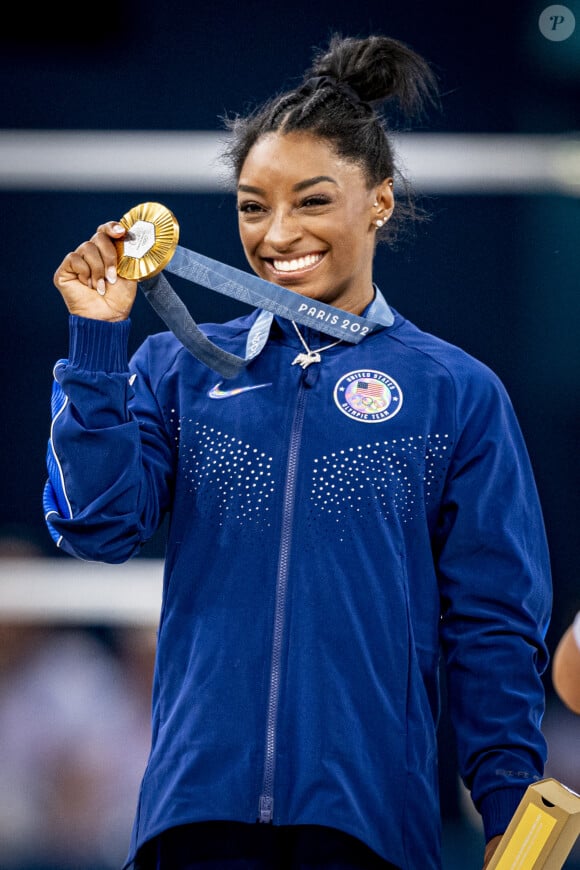 1er août 2024, Paris, If, France : La médaillée d'or américaine Simone Biles avec ses médailles après la finale du concours général féminin de gymnastique artistique lors des XXXIIIe Jeux olympiques, Paris 2024 à l'Arena Bercy, Paris, France (Image de crédit : © Richard Callis/Sport Press Photo via ZUMA Press).