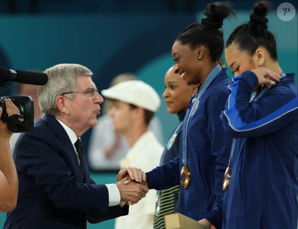 1er août 2024, Paris, Île de France, France : Le président du CIO, Thomas Bach, remet à Simone Biles des États-Unis la médaille d'or en gymnastique artistique féminineâ€™ au concours général à l'Arena Bercy lors des Jeux olympiques de Paris 2024, le jeudi 1er août 2024 à Paris.