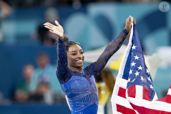 Simone Biles devant son compagnon Jonathan Owens et ses parents Nellie Biles et Ronald Biles - Les célébrités assistent aux épreuves de Gymnastique artistique féminine, finale du concours général lors des Jeux Olympiques de Paris 2024 (JO) au Palais omnisports Bercy Arena, à Paris, France, le 1er août 2024. © Jacovides-Perusseau/Bestimage 