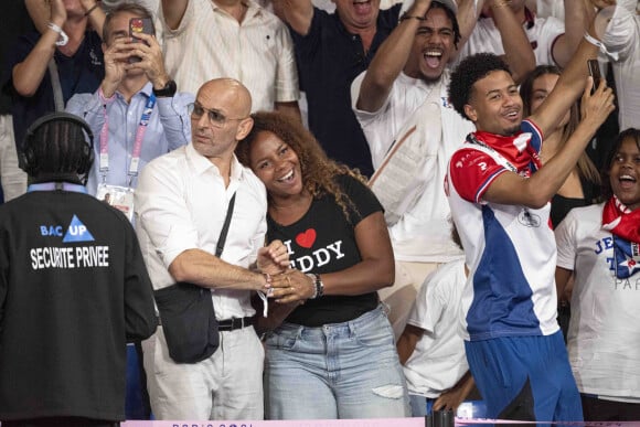 Djamel Bouras et Luthna Plocus, femme de Teddy Riner, et leur fils Eden - Les célébrités assistent aux épreuves de judo lors des Jeux Olympiques de Paris 2024 (JO) au Arena Champs de Mars à Paris, France, le 2 août 2024. © Jacovides-Perusseau/Bestimage 