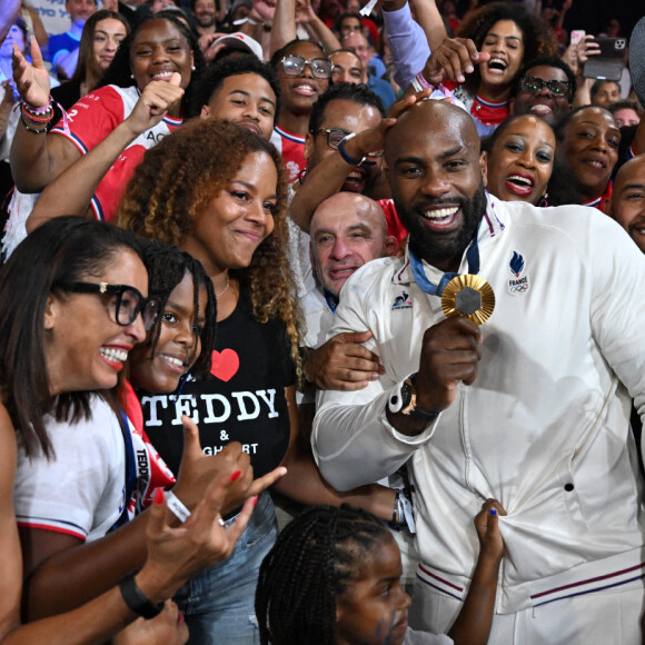 Un moment historique et inoubliable
Teddy Riner célèbre son titre olympique en famille à l'Arena Champ-de-Mars aux Jeux olympiques de Paris le 2 août 2024. Photo by Eliot Blondet/ABACAPRESS.COM