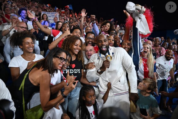 Teddy Riner célèbre son titre olympique en famille à l'Arena Champ-de-Mars aux Jeux olympiques de Paris le 2 août 2024. Photo by Eliot Blondet/ABACAPRESS.COM