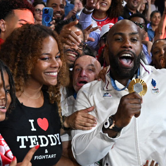 Teddy Riner est aux anges avec son épouse Luthna !
Teddy Riner célèbre son titre olympique en famille à l'Arena Champ-de-Mars aux Jeux olympiques de Paris. Photo by Eliot Blondet/ABACAPRESS.COM