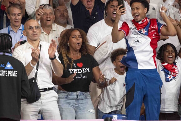 Djamel Bouras et Luthna Plocus, femme de Teddy Riner, leur fille Ysis et leur fils Eden - Les célébrités assistent aux épreuves de judo lors des Jeux Olympiques de Paris 2024 (JO) au Arena Champs de Mars à Paris, France, le 2 août 2024. © Jacovides-Perusseau/Bestimage 