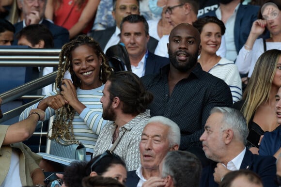 Teddy Riner et sa compagne Luthna Plocus - People dans les tribunes - Match de football en ligue 1 Uber Eats : Le PSG (Paris Saint-Germain) remporte la victoire 4-2 contre Strasbourg au Parc des Princes le 14 août 2021. Pas de jauge pour ce match, le Parc des Princes est rempli au maximum de sa capacité, une première depuis 18 mois. © Federico Pestellini / Panoramic / Bestimage 