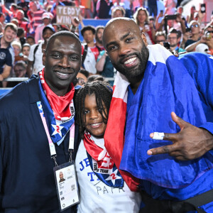 Omar Sy a lui aussi participé à la fete 
Teddy Riner célèbre son titre olympique avec son fils Eden et Omar Sy à l'Arena Champ-de-Mars aux Jeux olympiques de Paris le 2 août 2024. Photo by Eliot Blondet/ABACAPRESS.COM