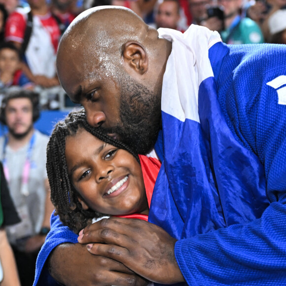 Et avec leur fils Eden également 
Teddy Riner célèbre son titre olympique avec son fils Eden à l'Arena Champ-de-Mars aux Jeux olympiques de Paris le 2 août 2024. Photo by Eliot Blondet/ABACAPRESS.COM