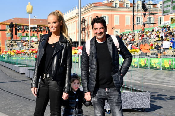 Adriana Karembeu Ohanian, son mari Aram et leur fille Nina durant la première bataille de fleurs du Carnaval de Nice 2022, Roi des Animaux, place Masséna à Nice, le 13 février 2022. © Bruno Bebert/Bestimage