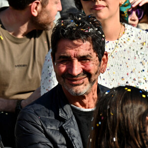 Adriana Karembeu Ohanian et son mari Aram durant la première bataille de fleurs du Carnaval de Nice 2022, Roi des Animaux, place Masséna à Nice, le 13 février 2022. © Bruno Bebert/Bestimage