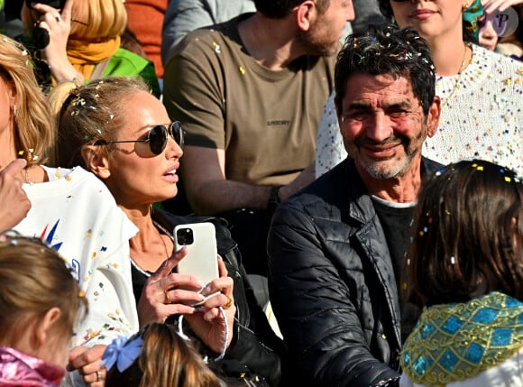 Adriana Karembeu Ohanian et son mari Aram durant la première bataille de fleurs du Carnaval de Nice 2022, Roi des Animaux, place Masséna à Nice, le 13 février 2022. © Bruno Bebert/Bestimage