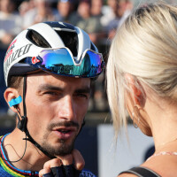 Marion Rousse et Julian Alaphilippe "trop mignons" sur la ligne d'arrivée : sourires et câlins des amoureux après une course intense