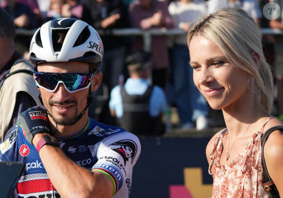 "Je suis content", lâche-t-il à sa compagne qui le félicite pour la belle course qu'il vient de réaliser, "Bravo", l'entend-on ainsi souffler au sportif.
Archives : Marion Rousse et Julian Alaphilippe Photo by Laurent Lairys/ABACAPRESS.COM