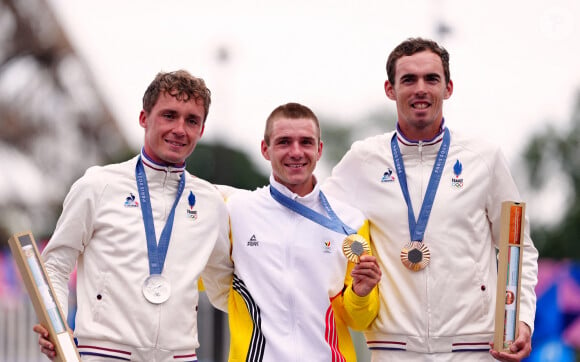 Lors de cette course, Remco Evenepoel est arrivé en tête suivi des français Valentin Madouas et Christophe Laporte qui ont ainsi ramené l'argent et le bronze à l'équipe de France.
Remco Evenepoel, Valentin Madouas et Christophe Laporte sur le poudium de la course en ligne aux Jeux Olympipques de Paris le 3 août 2024. Photo by David Davies/PA/ABACAPRESS.COM