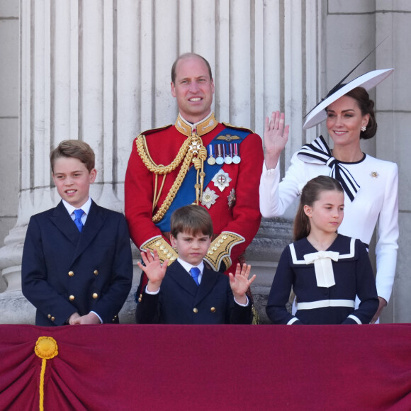 Le prince et la princesse de Galles élèvent ainsi seuls leurs trois enfants à Windsor
Le prince George, le prince Louis, la princesse Charlotte, le prince William, prince de Galles, Catherine Kate Middleton, princesse de Galles, le roi Charles III d'Angleterre, la reine consort Camilla - Les membres de la famille royale britannique au balcon du Palais de Buckingham lors de la parade militaire "Trooping the Colour" à Londres le 15 juin 2024 © Julien Burton / Bestimage 