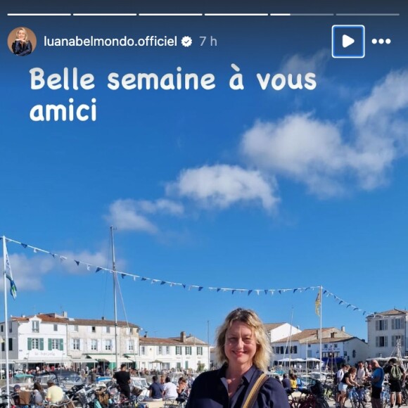 En attendant la grande rentrée, Luana Belmondo a bien l'intention de profiter à fond de ce petit break estival.