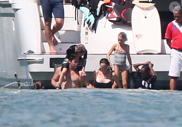 Exclusif - Brad Pitt et Angelina Jolie profitent d'une journée en bateau en famille, avec leurs enfants Shiloh, Vivienne, Knox, Maddox, Pax, et Zahara Jolie-Pitt et le frère d'Angelina, James Haven, à Phuket, le 26 décembre 2015.