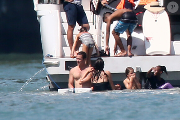 Exclusif - Brad Pitt et Angelina Jolie profitent d'une journée en bateau en famille, avec leurs enfants Shiloh, Vivienne, Knox, Maddox, Pax, et Zahara Jolie-Pitt et le frère d'Angelina, James Haven, à Phuket, le 26 décembre 2015. Pax est resté à l'intérieur du bateau avec sa jambe cassée suite à son accident de jet-ski. 