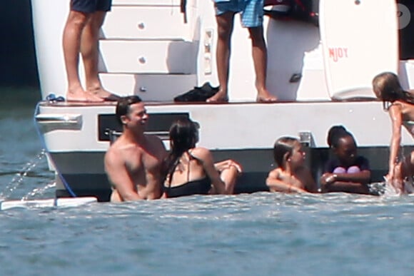 Exclusif - Brad Pitt et Angelina Jolie profitent d'une journée en bateau en famille, avec leurs enfants Shiloh, Vivienne, Knox, Maddox, Pax, et Zahara Jolie-Pitt et le frère d'Angelina, James Haven, à Phuket, le 26 décembre 2015. Pax est resté à l'intérieur du bateau avec sa jambe cassée suite à son accident de jet-ski. 