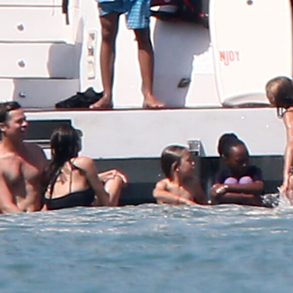 Exclusif - Brad Pitt et Angelina Jolie profitent d'une journée en bateau en famille, avec leurs enfants Shiloh, Vivienne, Knox, Maddox, Pax, et Zahara Jolie-Pitt et le frère d'Angelina, James Haven, à Phuket, le 26 décembre 2015. Pax est resté à l'intérieur du bateau avec sa jambe cassée suite à son accident de jet-ski. 