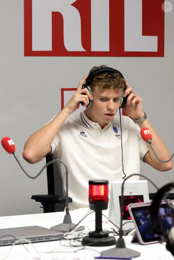 Léon Marchand, multi médaillé en natation, interviewé par la radio RTL au Club France à la Grande Halle de La Villette, Paris, lors des Jeux Olympiques Paris 2024, le 5 août 2024. © Stéphane Lemouton / Bestimage 