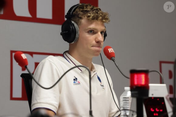 Contrairement à ce que certains peuvent donc penser, Léon Marchand n'a pas pour objectif de faire des vagues...
Léon Marchand, multi médaillé en natation, interviewé par la radio RTL au Club France à la Grande Halle de La Villette, Paris, lors des Jeux Olympiques Paris 2024, le 5 août 2024. © Stéphane Lemouton / Bestimage 