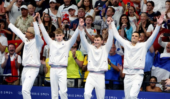 Les français Léon Marchand, Yohann Ndoye-Brouard, Maxime Grousset et Florent Manaudou remportent la médaille de bronze sur le 4X100 m 4 nages des Jeux Olympiques de Paris 2024 (JO), à Paris, France, le 4 Aout 2024. © Jacovides-Perusseau/Bestimage 