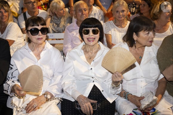 Devant Mireille Mathieu et ses soeurs
Exclusif - Mireille Mathieu et ses soeurs Monique et Christiane - Christophe Maé, à l'occasion de sa tournée "Carnet de voyage", en concert au Théâtre de verdure lors du 40ème Festival de Ramatuelle. Le 1er août 2024 © Cyril Bruneau / Festival de Ramatuelle / Bestimage 