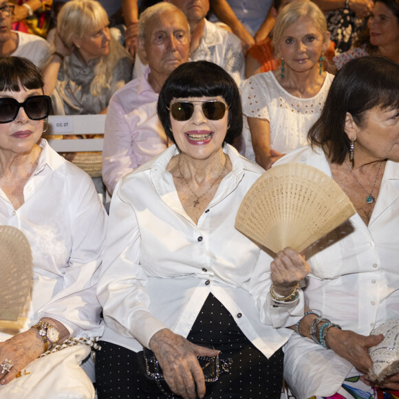 Devant Mireille Mathieu et ses soeurs
Exclusif - Mireille Mathieu et ses soeurs Monique et Christiane - Christophe Maé, à l'occasion de sa tournée "Carnet de voyage", en concert au Théâtre de verdure lors du 40ème Festival de Ramatuelle. Le 1er août 2024 © Cyril Bruneau / Festival de Ramatuelle / Bestimage 