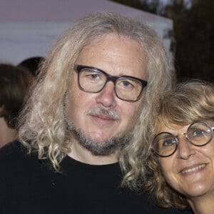 Exclusif - Yvan Cassar et sa femme Anne Gubian - Christophe Maé, à l'occasion de sa tournée "Carnet de voyage", en concert au Théâtre de verdure lors du 40ème Festival de Ramatuelle. Le 1er août 2024 © Cyril Bruneau / Festival de Ramatuelle / Bestimage 