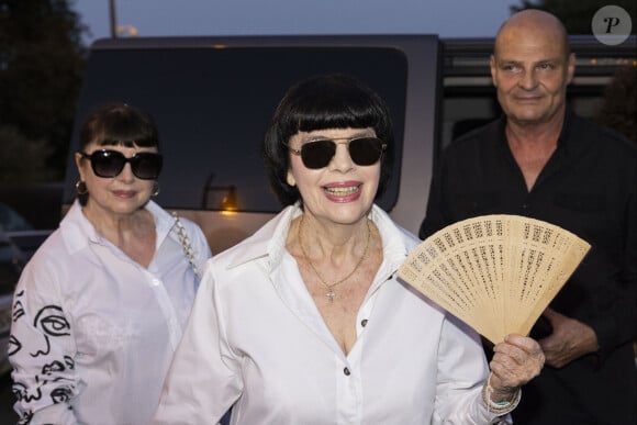 Exclusif - Mireille Mathieu et sa soeur Monique - Christophe Maé, à l'occasion de sa tournée "Carnet de voyage", en concert au Théâtre de verdure lors du 40ème Festival de Ramatuelle. Le 1er août 2024 © Cyril Bruneau / Festival de Ramatuelle / Bestimage 