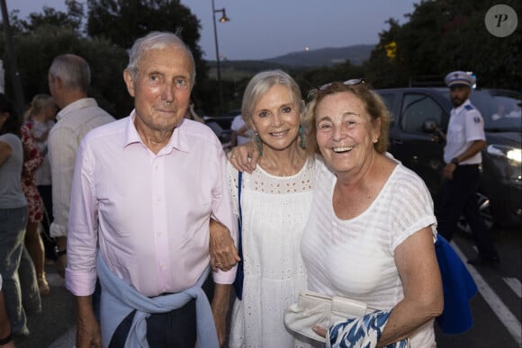 Exclusif - Elisabeth Guigou, et son mari Jean-Louis, Micheline Pelletier-Decaux - Christophe Maé, à l'occasion de sa tournée "Carnet de voyage", en concert au Théâtre de verdure lors du 40ème Festival de Ramatuelle. Le 1er août 2024 © Cyril Bruneau / Festival de Ramatuelle / Bestimage 