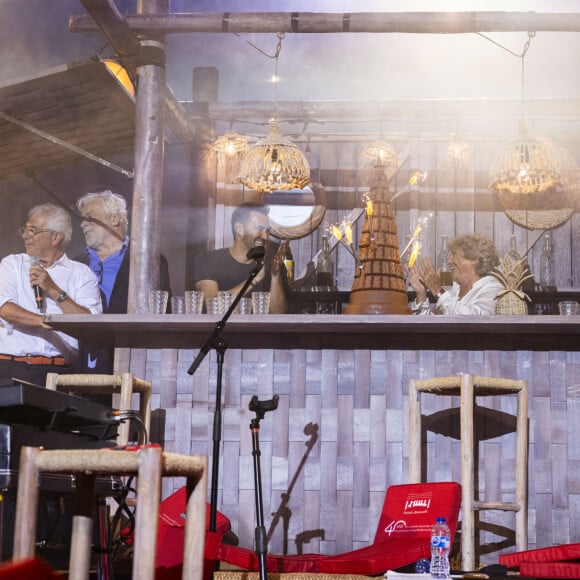 Exclusif - Cyril Lignac vient apporter le gâteau pour le 40ème anniversaire du festival - Michel Boujenah, Jacques Weber et Jacqueline Franjou - Christophe Maé, à l'occasion de sa tournée "Carnet de voyage", en concert au Théâtre de verdure lors du 40ème Festival de Ramatuelle. Le 1er août 2024 © Cyril Bruneau / Festival de Ramatuelle / Bestimage 