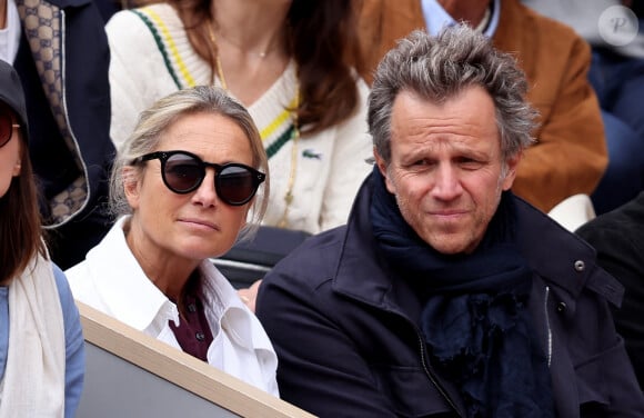 Anne-Sophie Lapix et son mari Arthur Sadoun dans les tribunes des Internationaux de France de tennis de Roland Garros 2024 à Paris, France, le 2 juin 2024. © Jacovides-Moreau/Bestimage 