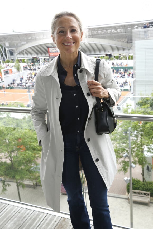 "Je me suis cassé le poignet au beach-volley... Mais ce n'était pas au pied de la tour Eiffel !" a-t-elle fait savoir
Exclusif - Anne-Sophie Lapix - Déjeuner dans la loge de France TV lors des Internationaux de France de Tennis de Roland Garros 2024 - Jour 6 à Paris, France, le 1er Juin 2024. © Bertrand Rindoff/Bestimage 