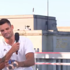 Une blessure qui ne l'empêche pas d'assurer son rôle le temps des JO de Paris 2024 comme ici, avec Florent Manaudou
Anne-Sophie Lapix et son attelle en direct du JT de France 2 pendant les Jeux olympiques