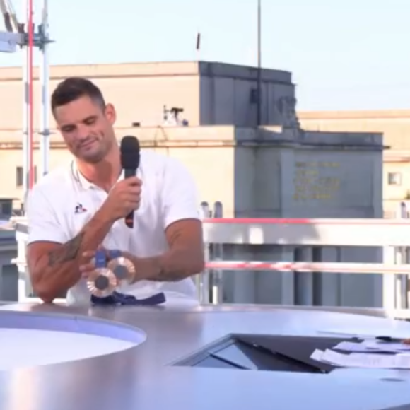 Une blessure qui ne l'empêche pas d'assurer son rôle le temps des JO de Paris 2024 comme ici, avec Florent Manaudou
Anne-Sophie Lapix et son attelle en direct du JT de France 2 pendant les Jeux olympiques