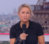 Voilà plusieurs jours qu'Anne-Sophie Lapix apparaît avec une attelle au poignet droit 
Anne-Sophie Lapix et son attelle en direct du JT de France 2 pendant les Jeux olympiques