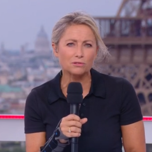 Voilà plusieurs jours qu'Anne-Sophie Lapix apparaît avec une attelle au poignet droit 
Anne-Sophie Lapix et son attelle en direct du JT de France 2 pendant les Jeux olympiques