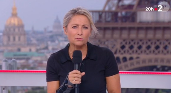 Voilà plusieurs jours qu'Anne-Sophie Lapix apparaît avec une attelle au poignet droit 
Anne-Sophie Lapix et son attelle en direct du JT de France 2 pendant les Jeux olympiques