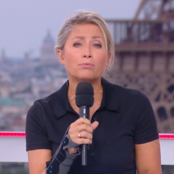 Mais aucune information n'avait fuité concernant la cause de ce petit pépin de santé heureusement sans gravité
Anne-Sophie Lapix et son attelle en direct du JT de France 2 pendant les Jeux olympiques