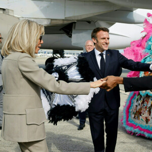 Emmanuel Macron et sa femme Brigitte arrivent à l'aéroport international de La Nouvelle-Orleans, à l'occasion de leur voyage officiel aux Etats-Unis. Le 2 décembre 2022 © Ludovic Marin / Pool / Bestimage 