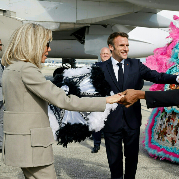 Emmanuel Macron et sa femme Brigitte arrivent à l'aéroport international de La Nouvelle-Orleans, à l'occasion de leur voyage officiel aux Etats-Unis. Le 2 décembre 2022 © Ludovic Marin / Pool / Bestimage 