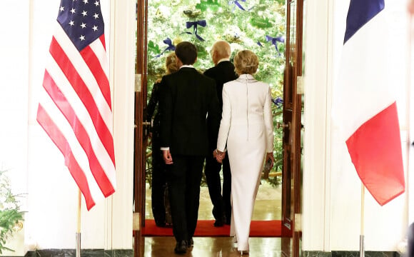 Le président Emmanuel Macron et sa femme Brigitte Macron lors de leur arrivée au dîner d'état à la Maison Blanche offert par le président des Etats-Unis à l'occasion de la visite d'état du président français et de la première dame le 1er décembre 2022. © Dominique Jacovides / Bestimage 