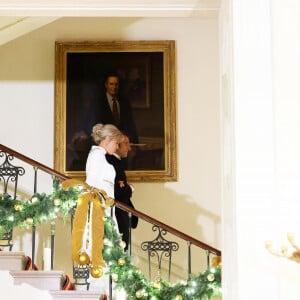 Le président Emmanuel Macron et sa femme Brigitte Macron lors de leur arrivée au dîner d'état à la Maison Blanche offert par le président des Etats-Unis à l'occasion de la visite d'état du président français et de la première dame le 1er décembre 2022. © Dominique Jacovides / Bestimage 