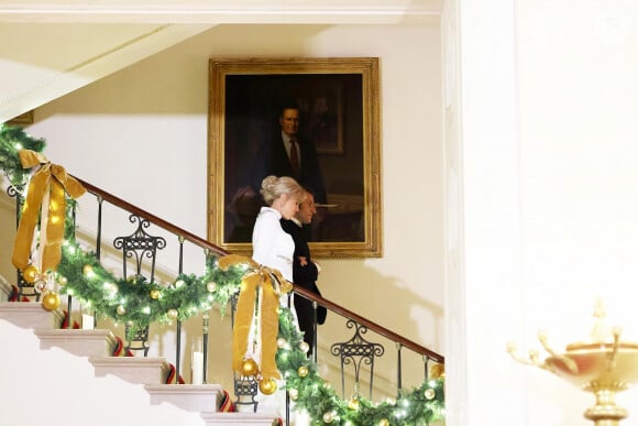 Le président Emmanuel Macron et sa femme Brigitte Macron lors de leur arrivée au dîner d'état à la Maison Blanche offert par le président des Etats-Unis à l'occasion de la visite d'état du président français et de la première dame le 1er décembre 2022. © Dominique Jacovides / Bestimage 