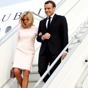 Brigitte Macron, Première dame et son mari Emmanuel Macron, président de la République française - Déplacement en Côte d'Ivoire - Arrivée du Président de la République et de sa femme à l'aéroport international Félix Houphouët Boigny à Abidjan le 20 décembre 2019. © Dominique Jacovides / Bestimage 